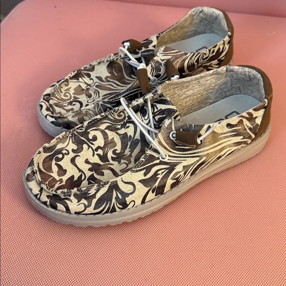 HEY DUDE WENDY RANCH SAND
Women’s size 7
Brand new without tags
Leather